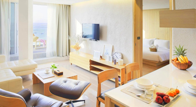 Люкс c 1 комнатой с видом на море Balcony Seaside Sriracha Hotel & Serviced Apartments