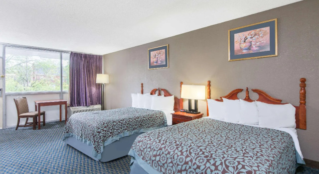 Четырёхместный номер Standard Days Inn by Wyndham Arlington Pentagon