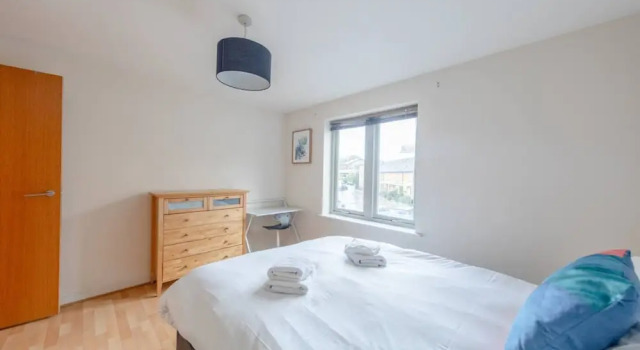 Четырёхместные апартаменты с балконом Spacious 2 Bedroom Apartment Near White City