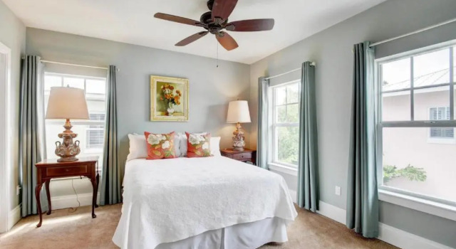 Grey Mist Modern 3bd 2ba on Quiet Street, Rezerwuj Hotel Hotele w Palm Beach County z basenem, Basen