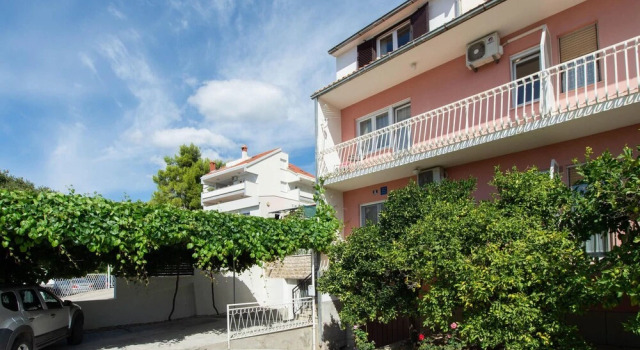 Amazing Home in Podstrana With Outdoor Swimming Pool, Wifi and 5 Bedrooms, Buchen Sie Hotel Hotels in Gespanschaft Split-Dalmatien mit Pool, Schwimmbad