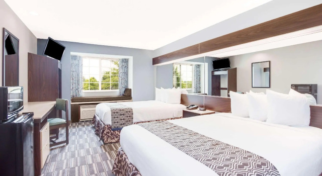 Четырёхместный номер Standard Microtel Inn and Suites by Wyndham Columbus North