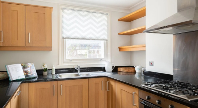 The Fulham Retreat - Bright & Spacious 2BDR with Balcony, Забронировать Отель Хаммерсмит и Фулхэм Лондон, рядом с Больница Чаринг-Кросс