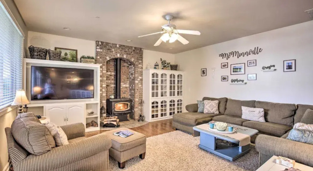 Mcminnville Wine Country Home w/ Hot Tub + Deck, Забронировать Дом для отпуска Коттеджи Мак-Миннвилл, Коттедж