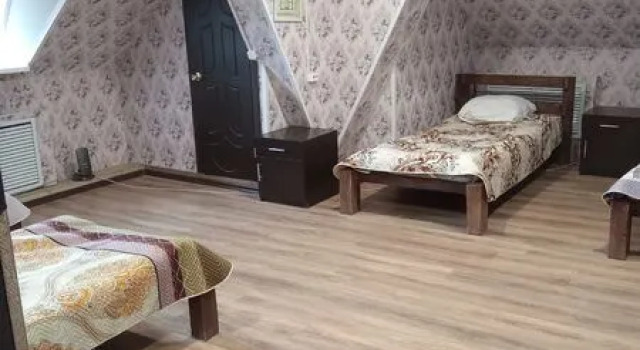 Кровать в общем номере Ласточкино Гнездо