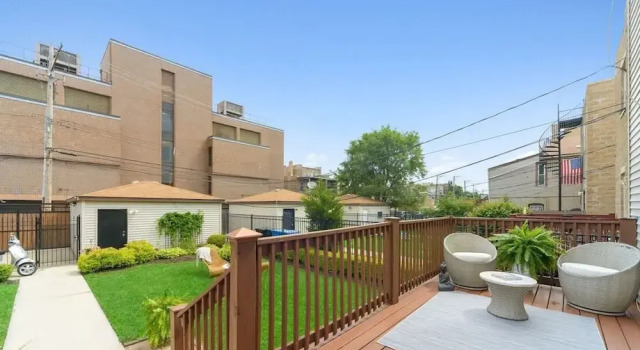 Spacious 3BR Home by United Center w Deck Yard, Забронировать Дом для отпуска Чикаго Большой Чикаго, рядом с John H Stroger Jr Hospital