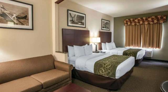 Четырёхместный номер Standard Comfort Suites Elgin Northwest