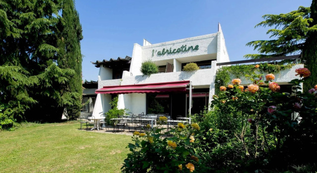 Logis Hôtel l'Abricotine, Book Hotel Hoteller i Rhône-Alps med parkering, Parkering