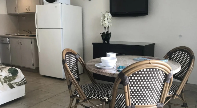 Двухместный люкс с 2 комнатами с балконом Crystal Beach Motor Inn