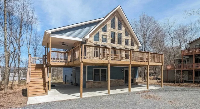 Bluejay Getaway by Avantstay Private Lake Cabin Hot Tub + Game Room Walk to Lake, Book Feriehus Sommerhuse i Pennsylvania, Hytte