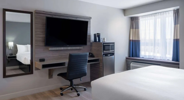 Двухместный люкс Studio Microtel Inn & Suites by Wyndham Kanata Ottawa West