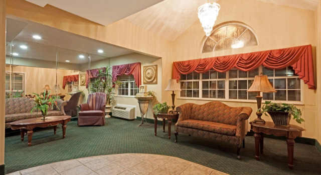 Days Inn & Suites by Wyndham Brandon Amphitheater, Buchen Sie Hotel Brandon Mississippi