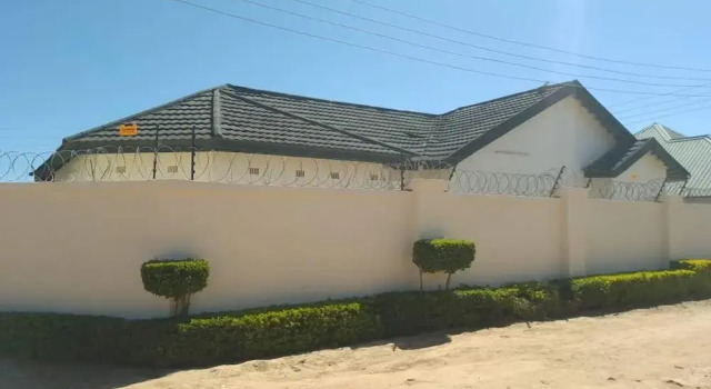 3 Bed House - Sleeps 6 - Garden - Parking - Wifi, Book Vacation Home Hotels in Lusaka with Parking, Parking