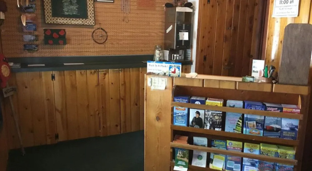 Pines Motel, Book Motel Hoteller i Evergreen Shores med parkering, Parkering