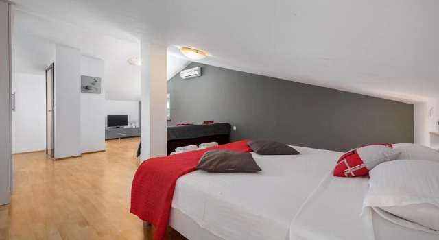 Stunning Home in Perci With Wifi and 5 Bedrooms