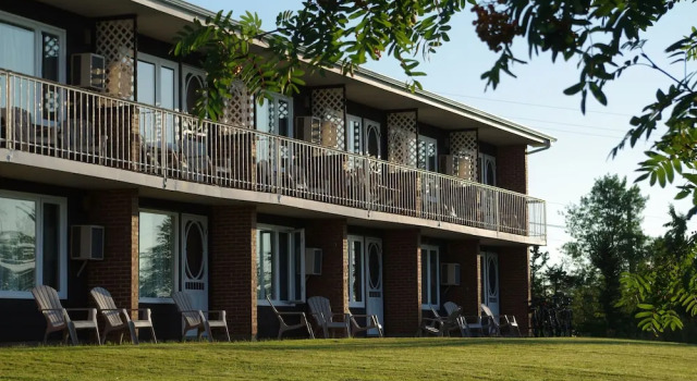 Четырёхместный номер Standard с видом на озеро Silver Dart Lodge