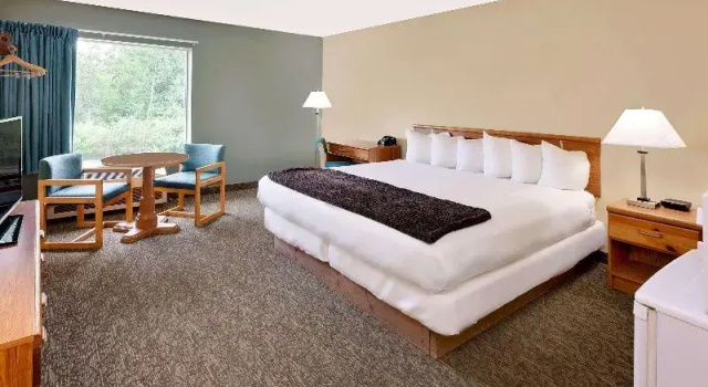 Трёхместный номер Standard Days Inn by Wyndham Cadillac