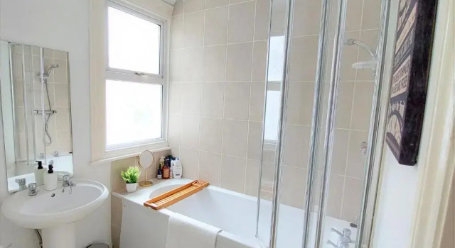 Апартаменты Very spacious two bedroom converted apartment in East Croydon