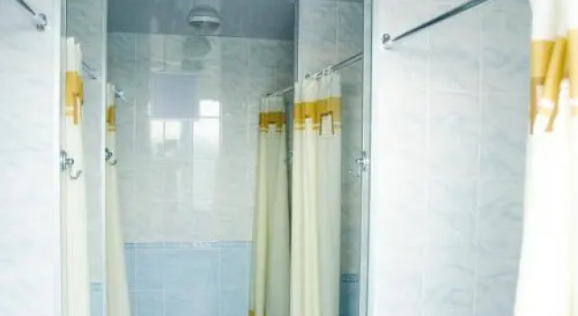 Hostel Friendsbook on Baizakova 221, Забронировать Хостел Отели Алматы с парковкой, рядом с Станция метро Театр имени Мухтара Ауэзова, Парковка