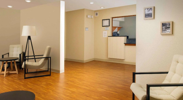 Кровать в общем номере WoodSpring Suites Allentown