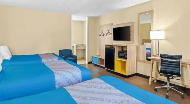 Люкс Standard с балконом Days Inn by Wyndham Lafayette Near Lafayette Airport