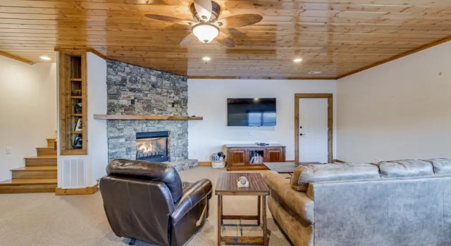 Mountain-view Cabin in Maggie Valley w/ Foosball!, Забронировать Дом для отпуска Мегги-Вэлли Аппалачи