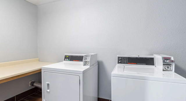 Quality Inn & Suites, Book Hotel Hoteller i Canton med parkering, Parkering