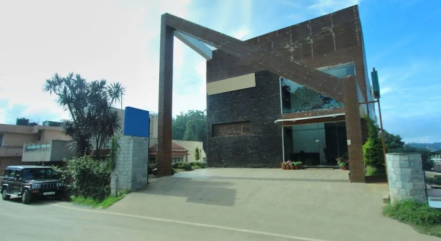 OYO 24825 Hotel Sholas Residency