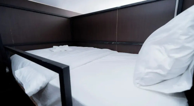 Кровать в общем номере Bona Hotel