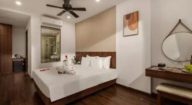 Двухместный люкс с балконом и с видом на город Zen Lotus Hotel & Apartment