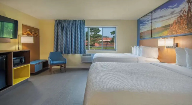 Люкс с 2 комнатами Days Inn & Suites by Wyndham Waterloo