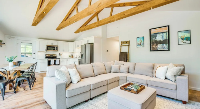 Deck & Community Perks: Bright Pocono Lake Home!, Book Feriehus Sommerhuse i Pennsylvania, Hytte