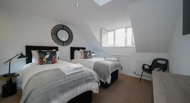 Castle Townhouse Kenilworth - Private Parking - 24 Hr Gym Access - Town Centre, Забронировать Отель Отели Уорикшир с парковкой, Парковка