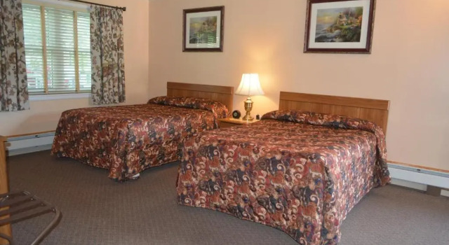 Четырёхместный номер Standard The Village Motel