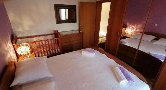Ferienwohnung Rončević nur 50 m vom Meer, Забронировать Отель Отели Ясенице 3 звезды, 3*