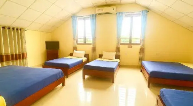 Кровать в общем номере Golden River Hotel