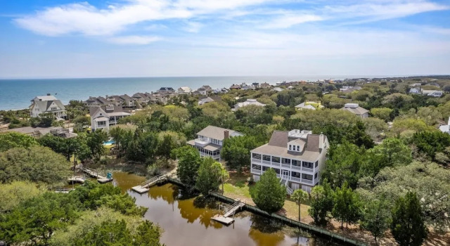 This Vibrant Family Home Features 8 Bedrooms, And 8 Bathrooms, Ocean And Creek Views Home by Peace Vacations, Rezerwuj Dom wakacyjny Debordieu Colony Stany Zjednoczone