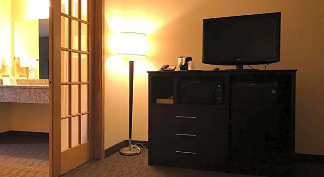 Двухместный люкс c 1 комнатой AmericInn by Wyndham Hotel and Suites Long Lake