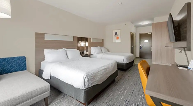 Четырёхместный люкс Holiday Inn Express Hotel & Suites-Edmonton South by IHG