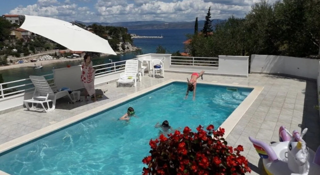 Tirkiz - 80m From the sea - A3 Klara, Buchen Sie Hotel Hotels in Gespanschaft Split-Dalmatien mit Pool, Schwimmbad