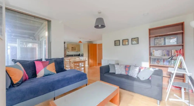 Четырёхместные апартаменты с балконом Spacious 2 Bedroom Apartment Near White City