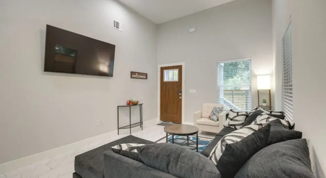 Коттедж с 3 комнатами Gated Houston Home w/ Large Yard: 4 Mi to Downtown