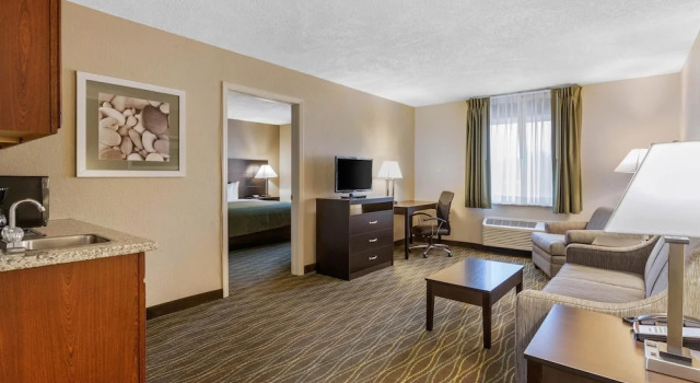 Люкс Quality Inn & Suites Des Moines - Merle Hay Road