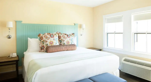 Номер Standard Colonial Inn