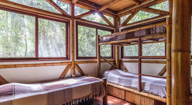 Кровать в общем номере с красивым видом из окна Universo Pol Bamboo Hostel