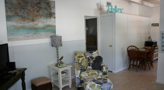 Hibiscus Hacienda - 2 BR Cozy Beach House - Short Walk to the Beach