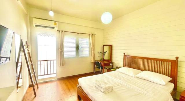 Номер Superior с балконом Les Fleurs Bangkok Hostel