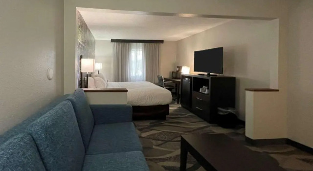 Люкс Clarion Pointe Fairborn near Wright Patterson AFB