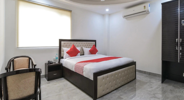OYO 25086 Hotel Prince Plaza