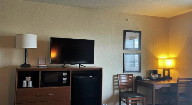 Четырёхместный номер Deluxe AmericInn by Wyndham Petoskey